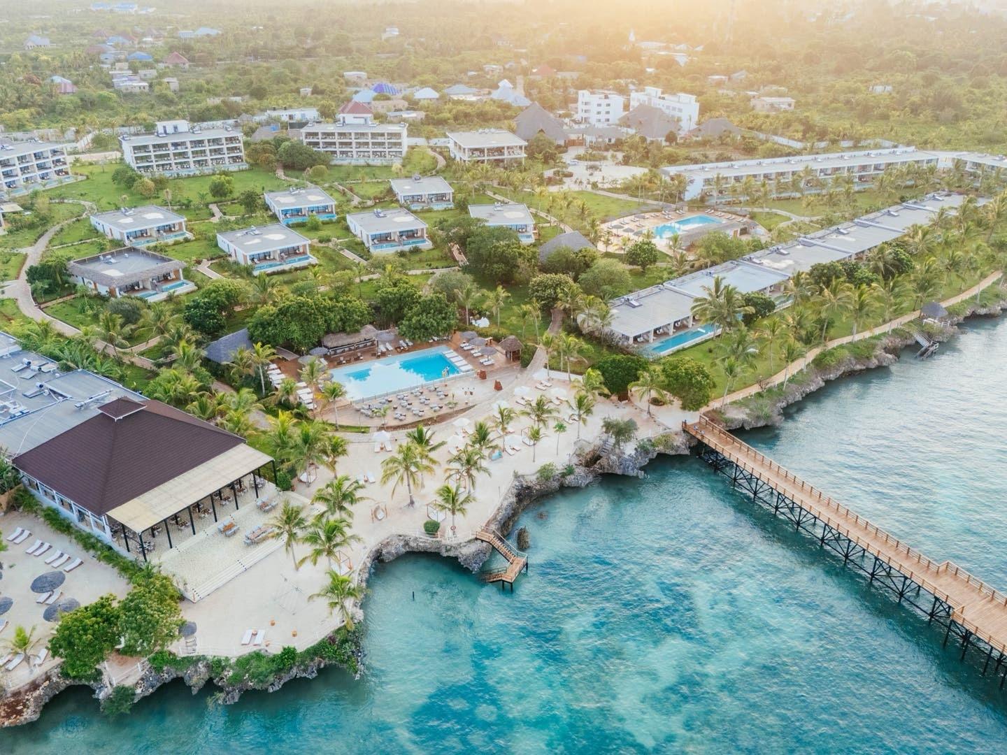afrika-tansania-sansibar-aldiana-club-zanzibar-kwanza-aussenansicht-mit-pool-und-meerblick.jpg