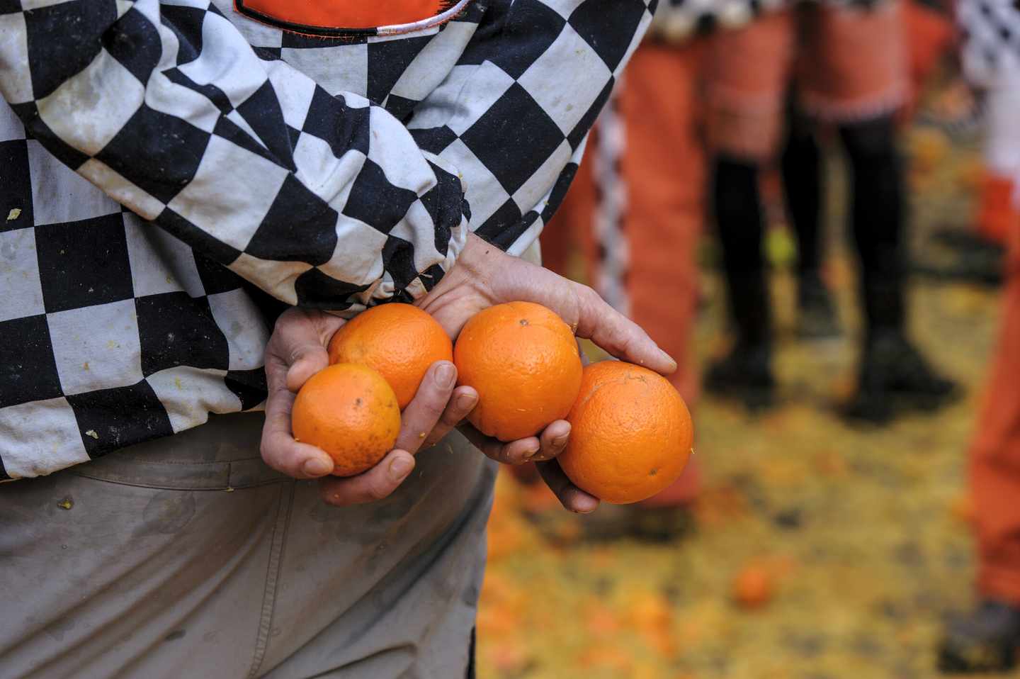 italien-ivrea-karneval-orangenfest-mann-orangen-g-509250654.jpg