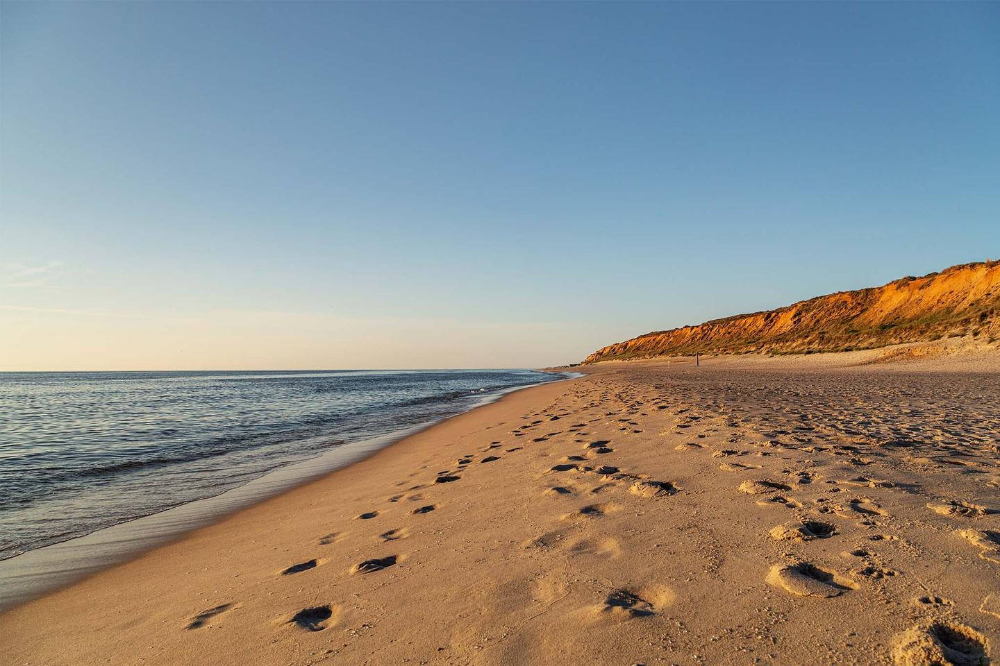 deutschland-nordsee-sylt-sehenswuerdigkeiten-fusssspuren-im-sand-am-strand-g-983488792.jpg