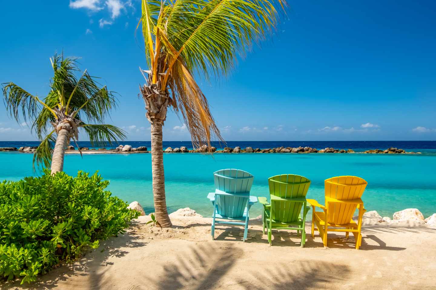 karibik-strand-bunte-stuehle-palme-g-1766537314.jpg