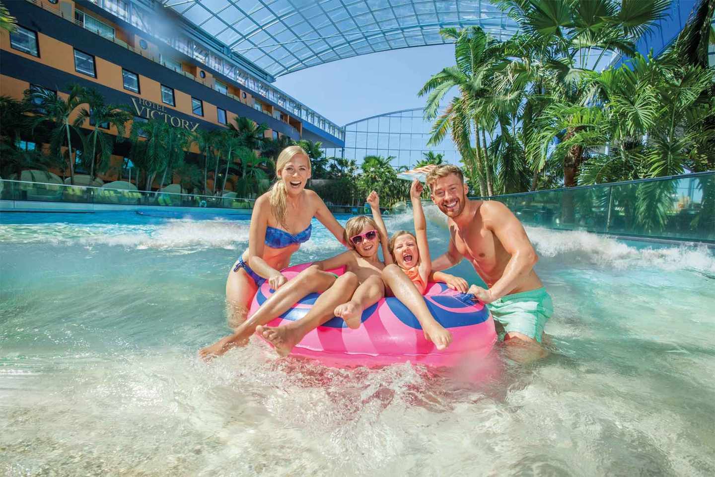 deutschland-therme-erding-wellenbad-familie-mit-reifen.jpg