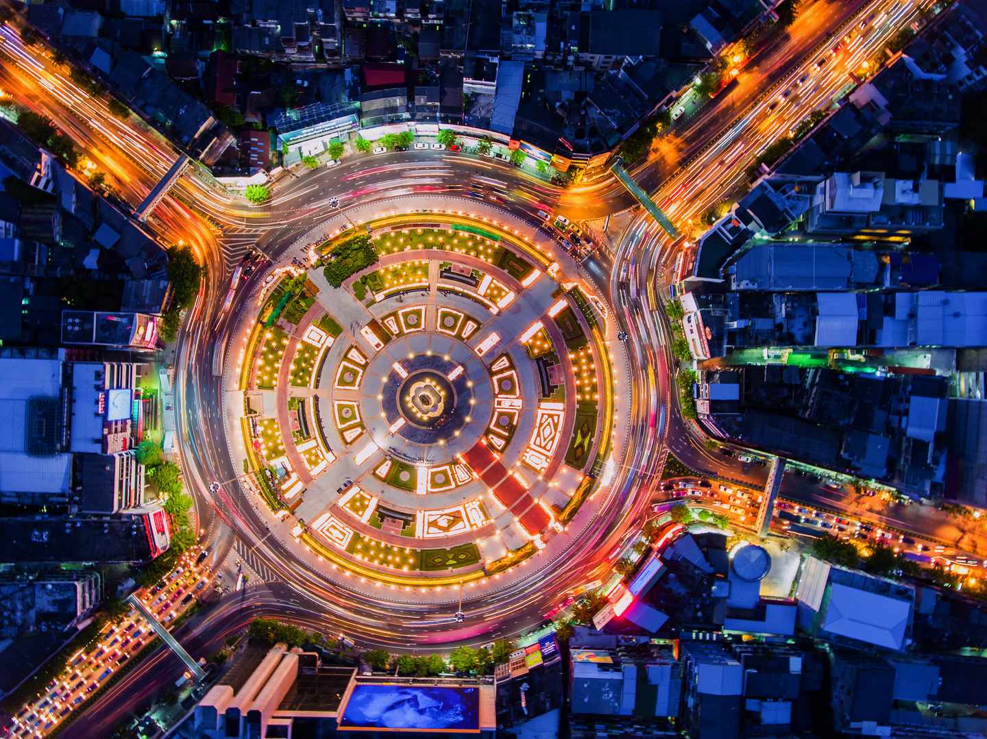 thailand-bangkok-kreisel-verkehr-t-616243064.jpg