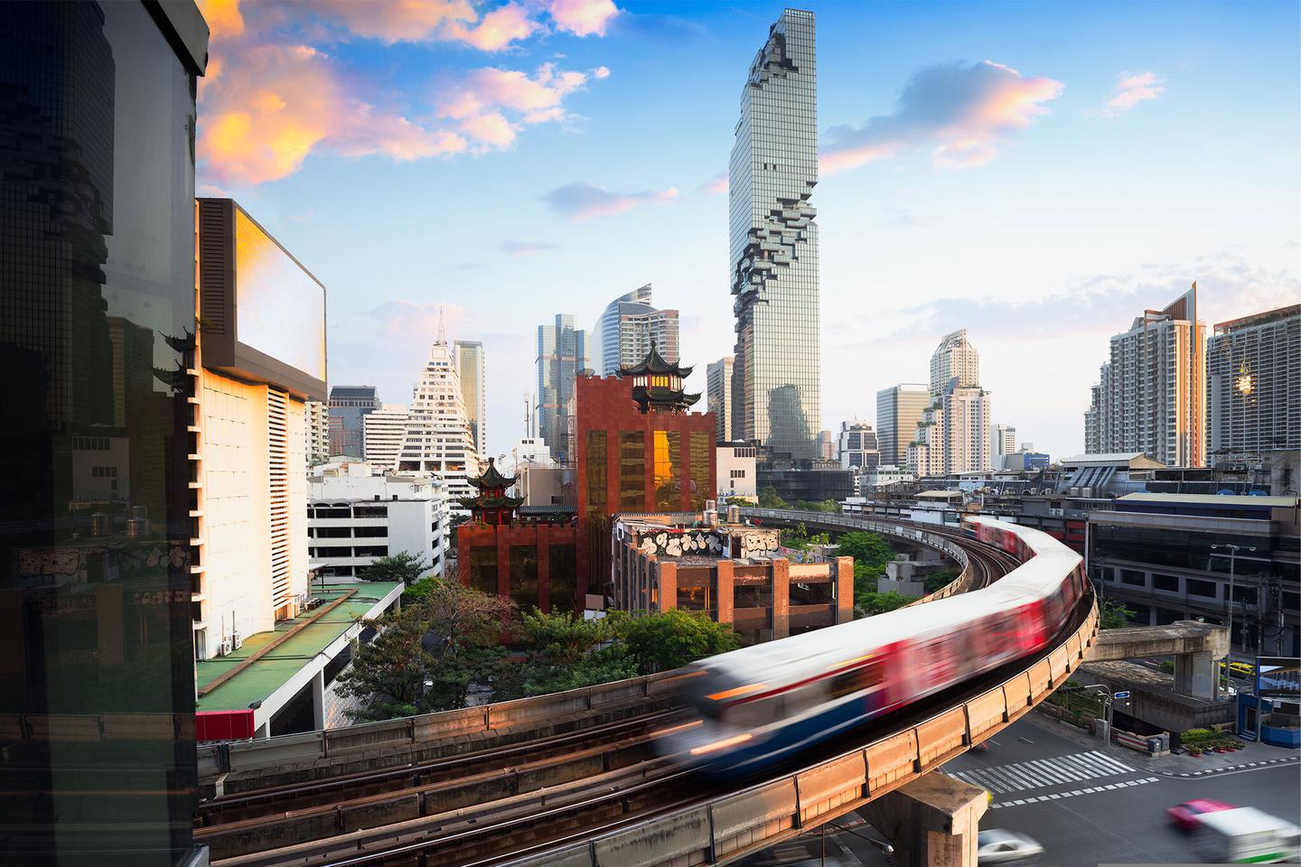 thailand-bangkok-mahanakhon-skywalk-skyline-der-stadt-mit-businessgebaeuden-und-traditionellen-haeusern-g-842852936.jpg