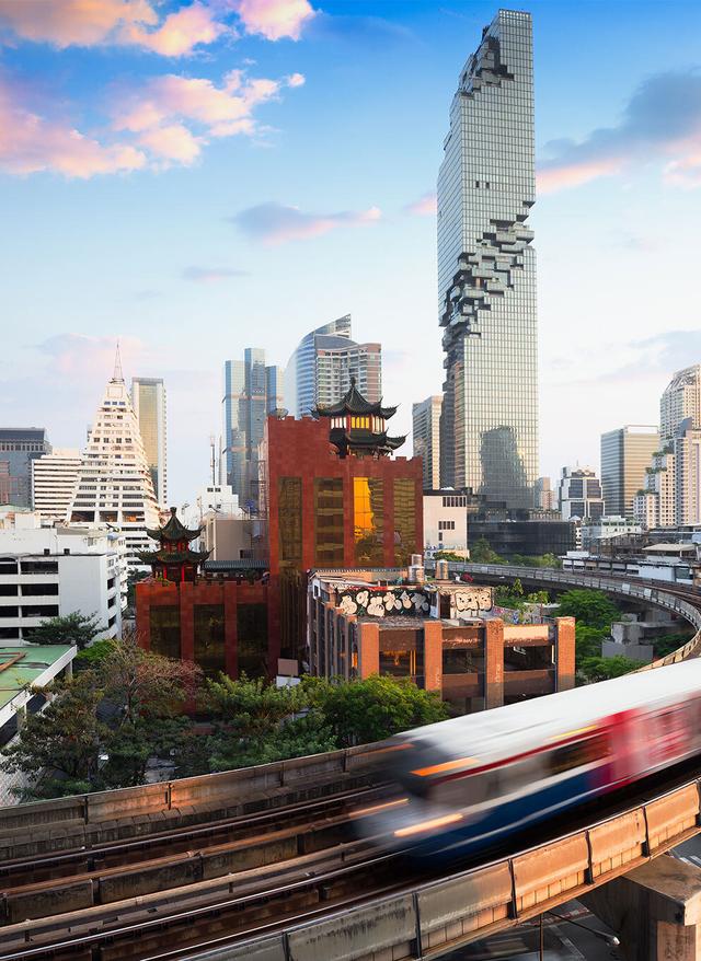 Mahanakhon Skywalk thailand-bangkok-mahanakhon-skywalk-skyline-der-stadt-mit-businessgebaeuden-und-traditionellen-haeusern-g-842852936.jpg