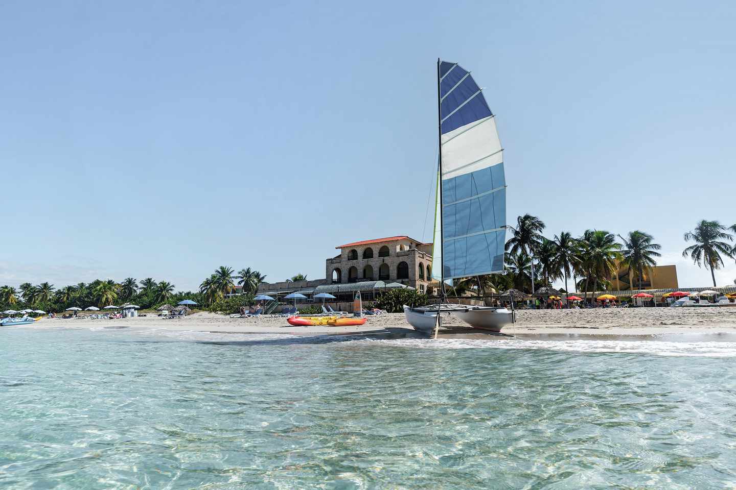 bltdfd72d6a1cf29c2f-Kuba-Varadero-Katamarane-mit-ihren-Segeln-am-Strand-g-1295540011.jpg Katamarane am Strand von Varadero