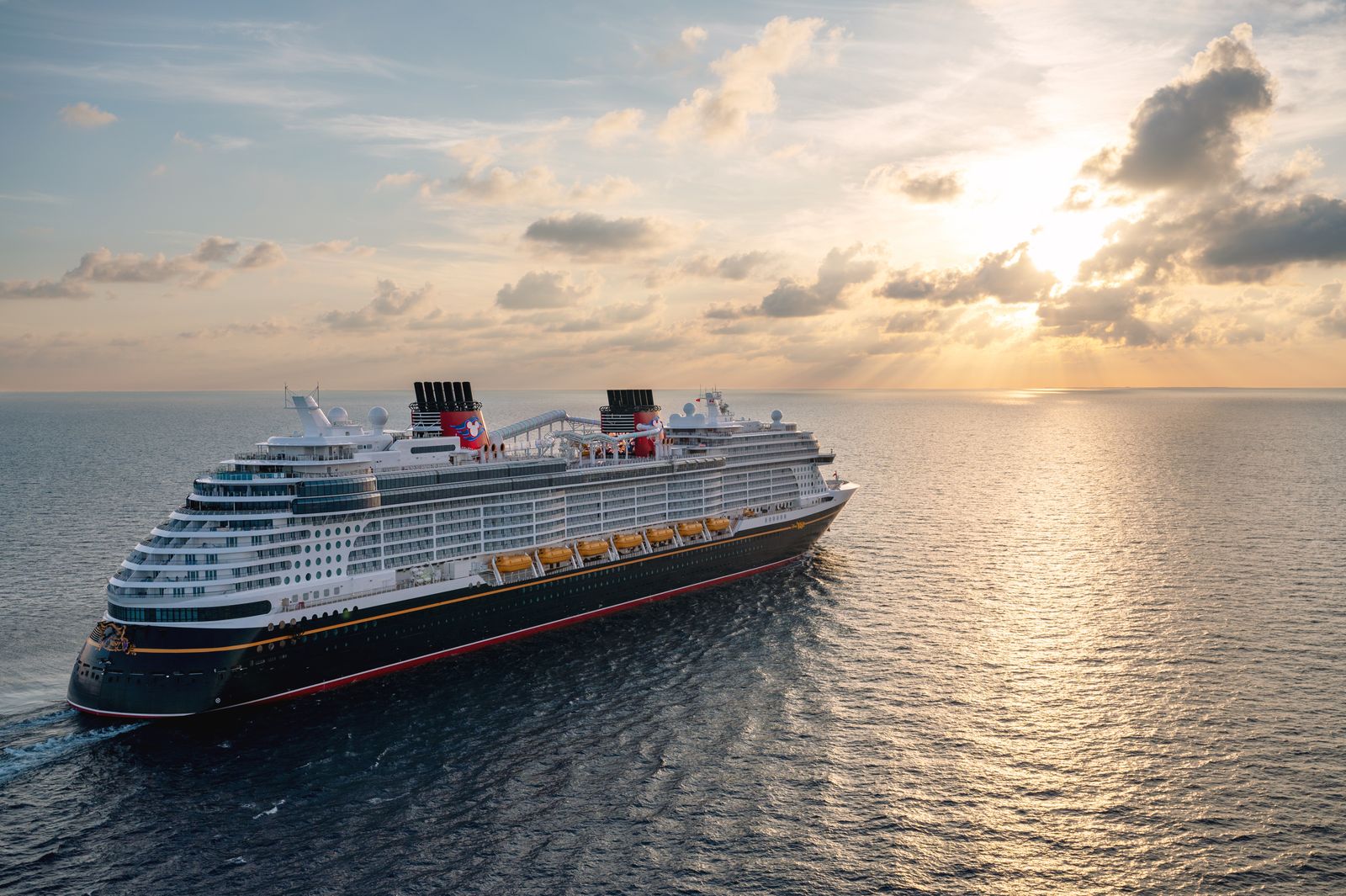 blt0b485a18121b205d-disney-cruise-line-schiff-wish-meer.jpg Disney Cruise Line Schiff „Wish“ im Meer