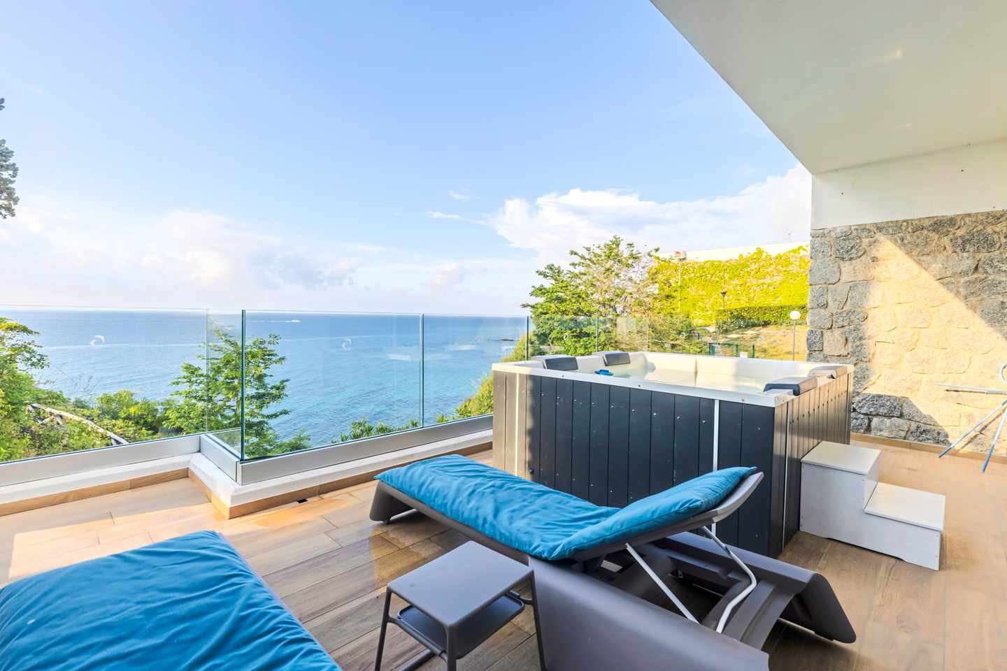 Liegestühle auf einem Balkon mit Meerblick