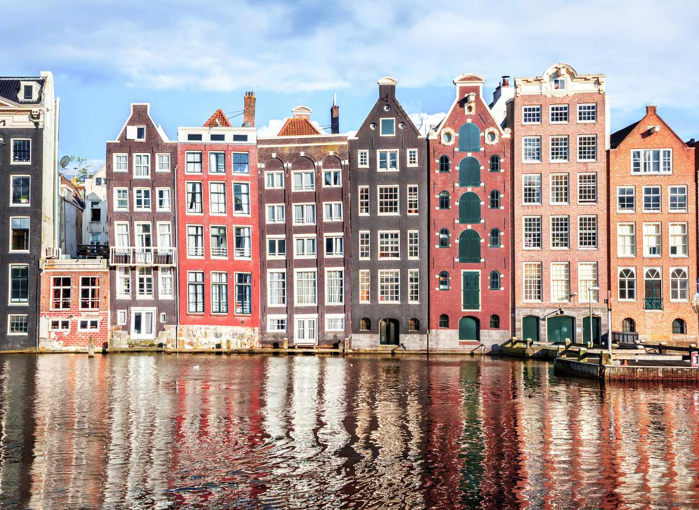 niederlande-amsterdam-haeuser-am-wasser-g-618044852.jpg