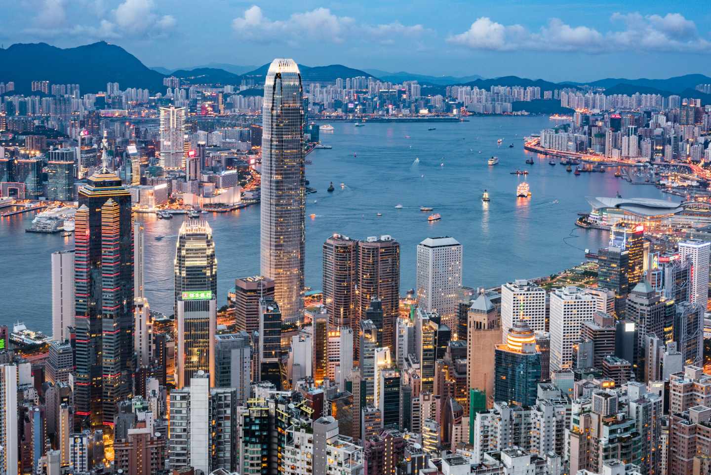 china-hongkong-skyline-klein-g-1132041859.jpg
