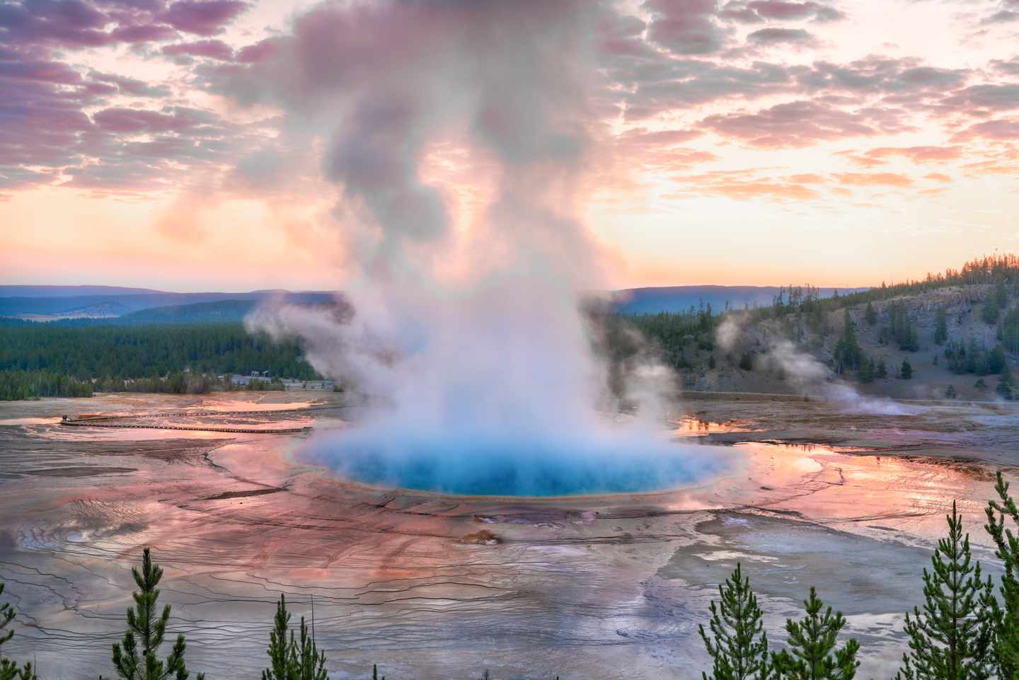 usa-wyoming-yellowstone-nationalpark-grand-prismatic-spring-sunrise-g-1028386430.jpg