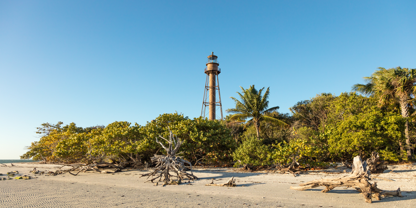 usa-florida-alter-leuchtturm-von-sanibel-island-am-morgen-g-865939796.jpg