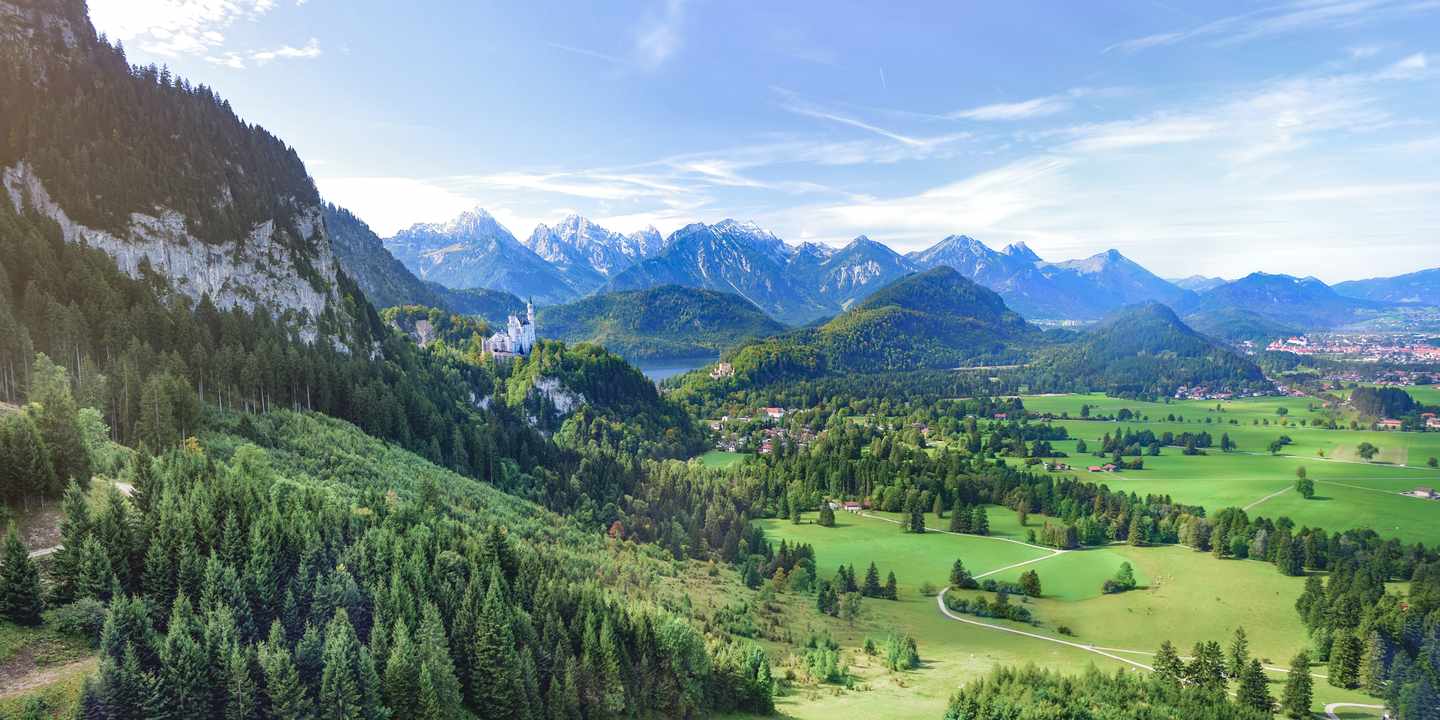 deutschland-bayern-schloss-neuschwanstein-mit-bergpanorama-g-933946252.jpg