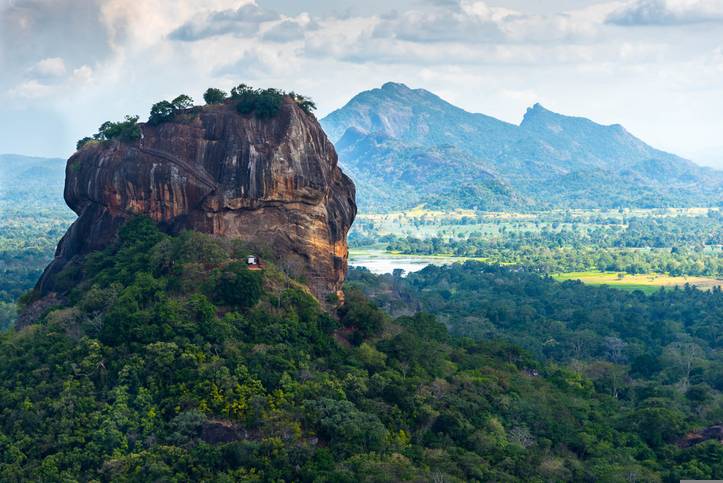 sri-lanka-sigiriya-lion-rock-g-626036388.jpg