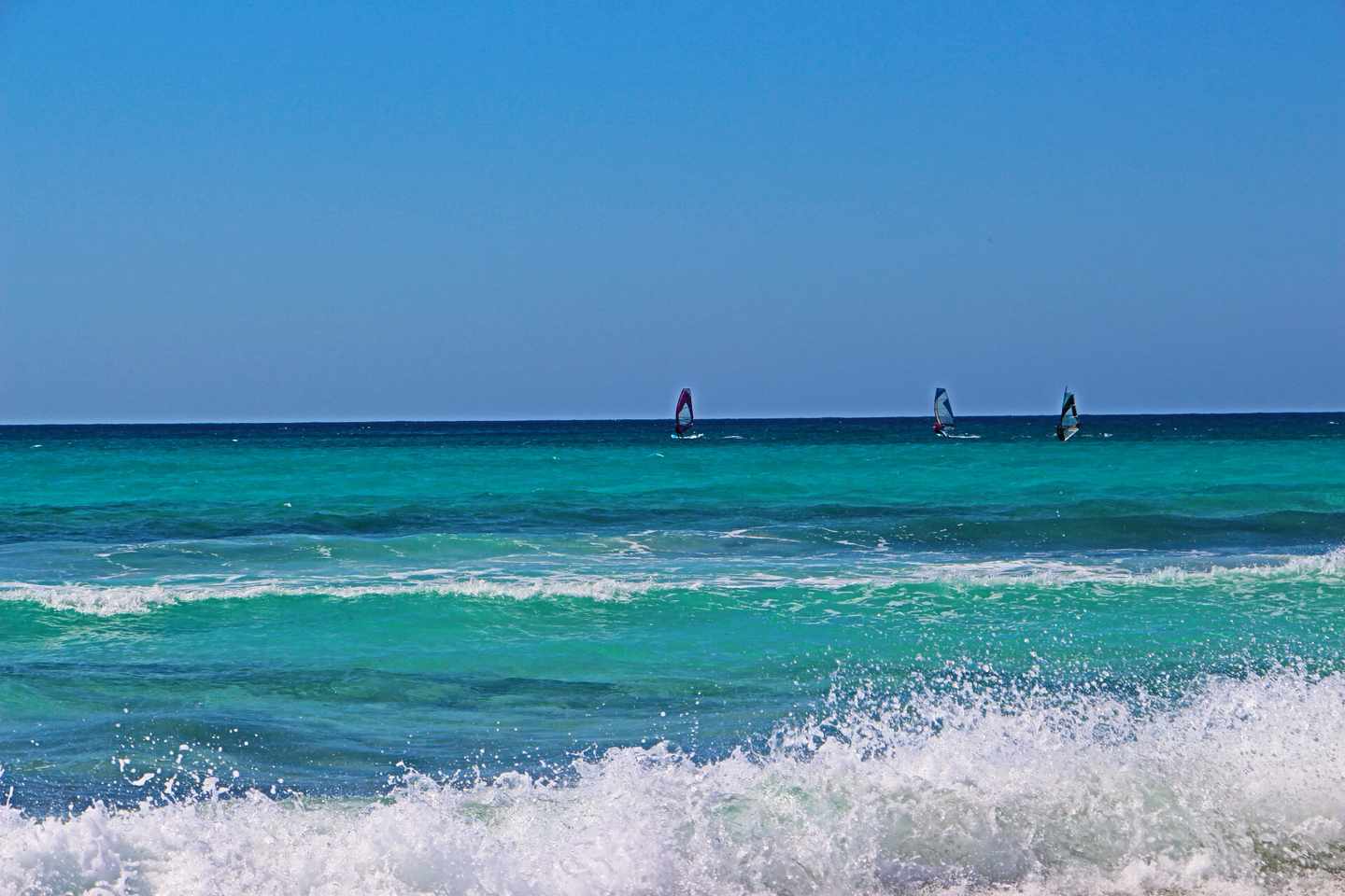 spanien-el-arenal-surfer-klein-g-483662814.jpg