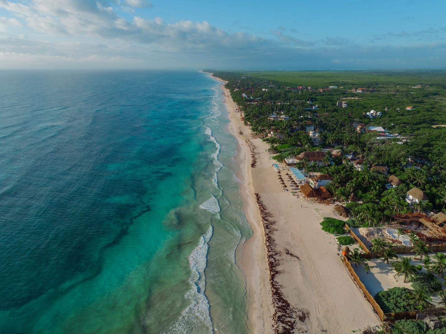 Luftaufnahme des Strandes und des karibischen Meeres von Tulum