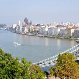 budapest-kettenbruecke-donau-parlament-t-120128222.jpg