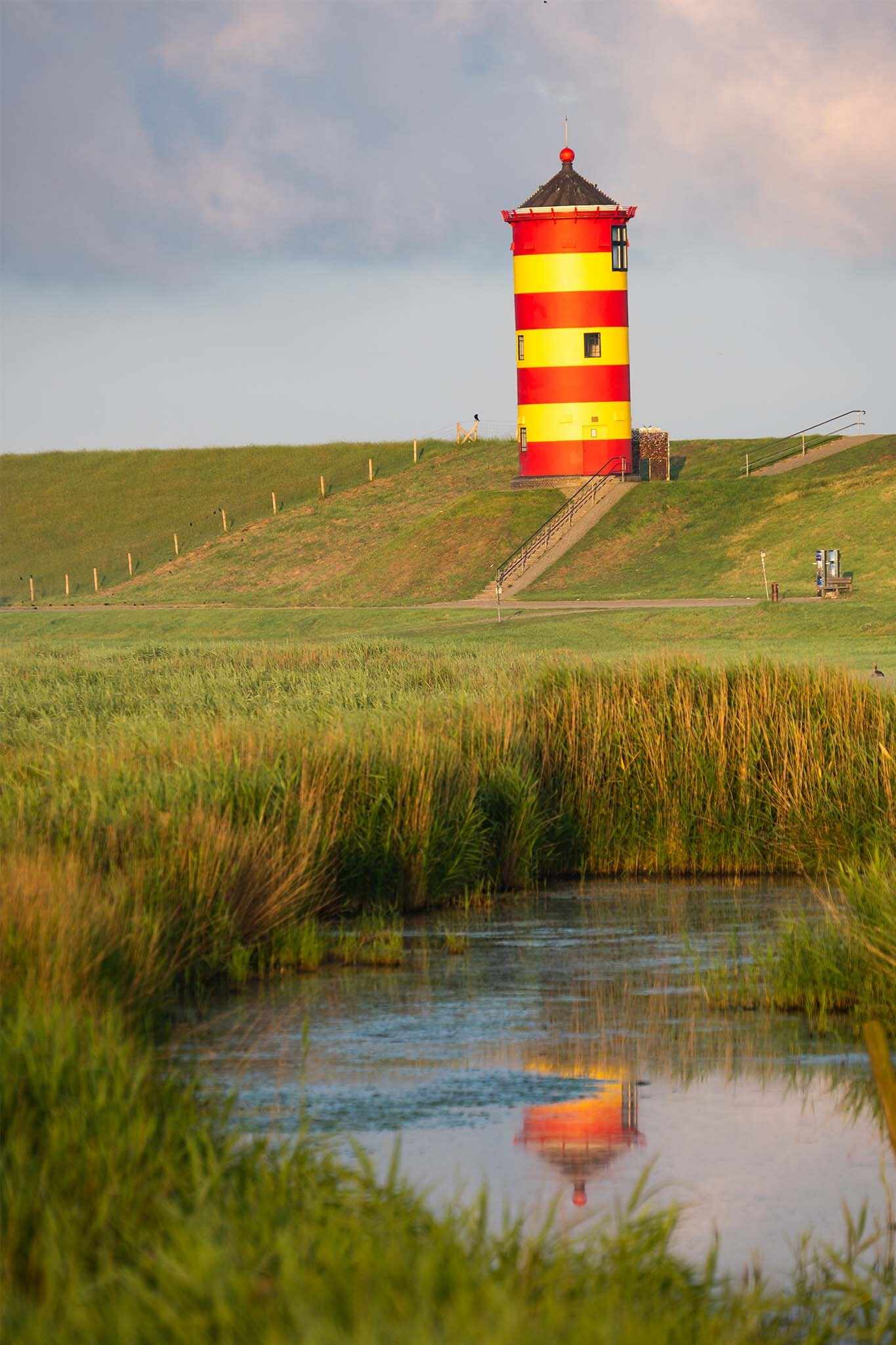 blt35255c93220b5dbb-deutschland-ostfriesland-pilsum-leuchtturm-mit-kleinem-see-g-1340680001.jpg Deutschland Ostfriesland Pilsum Leuchtturm bei Sonnenuntergang
