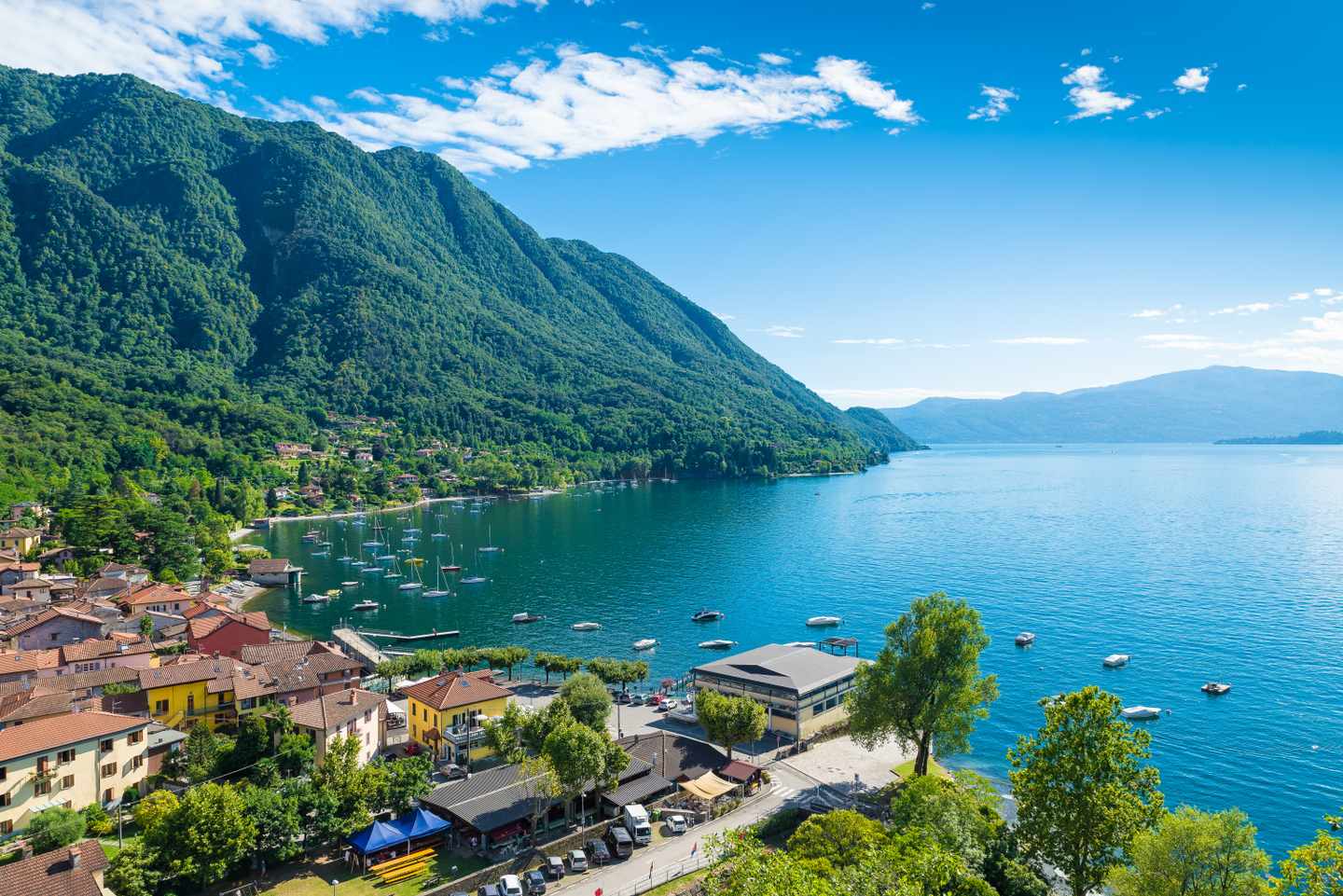 Lago Maggiore Hotels: Luftaufnahme der Kleinstadt Castelveccana, und auf den kleinen Hafen