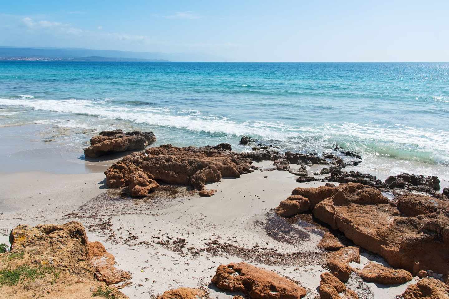 italien-sardinien-spiaggia-le-bombarde-g-953842772.jpg