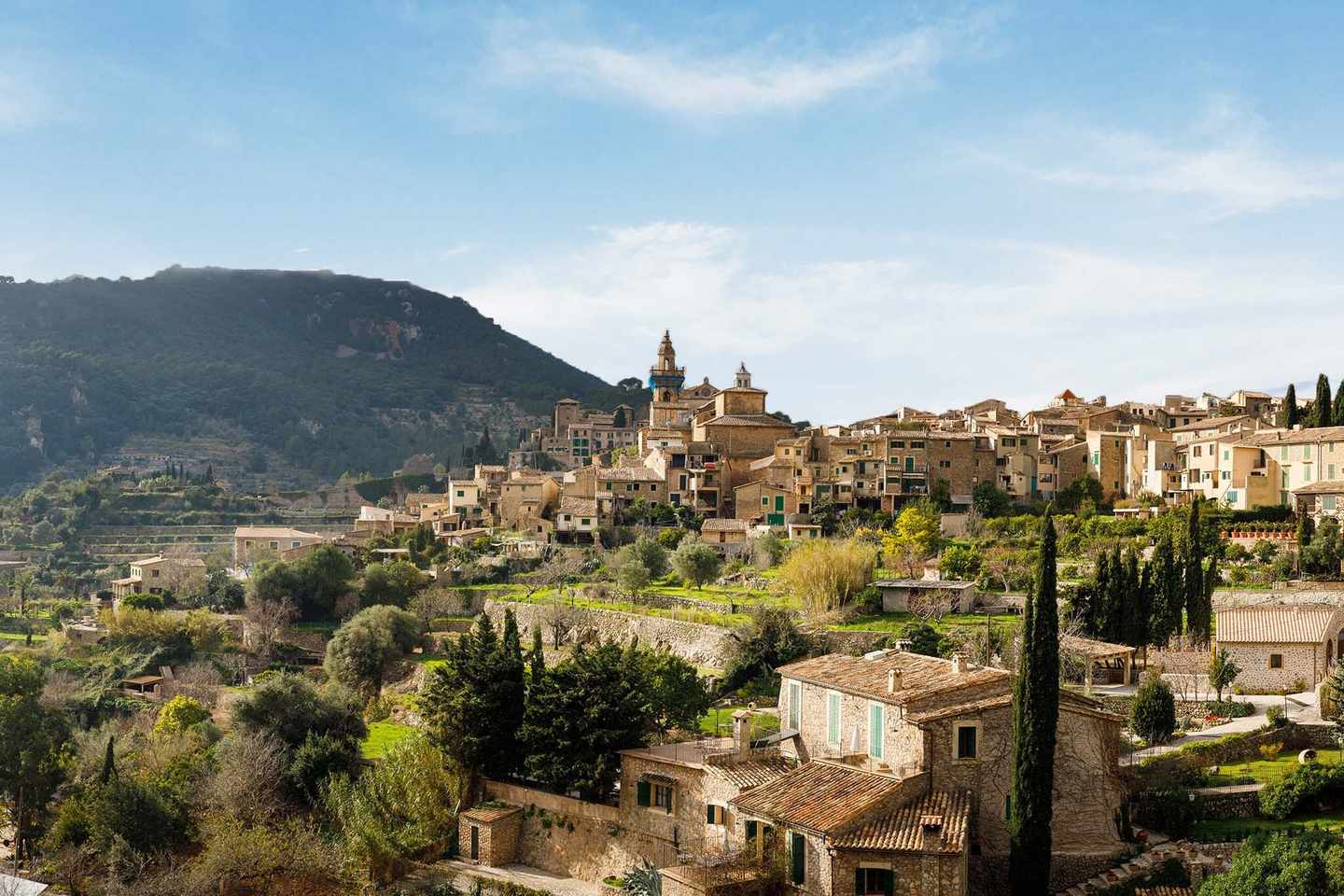 spanien-mallorca-valldemossa-wanderurlaub-panoramablick-ueber-die-altstadt-g-1208349942.jpg