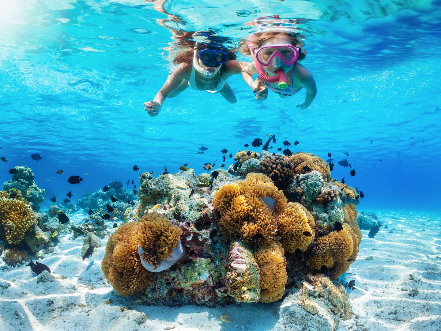 malediven-mutter-und-tochter-schnorcheln-im-meer-g-1491234676.jpg
