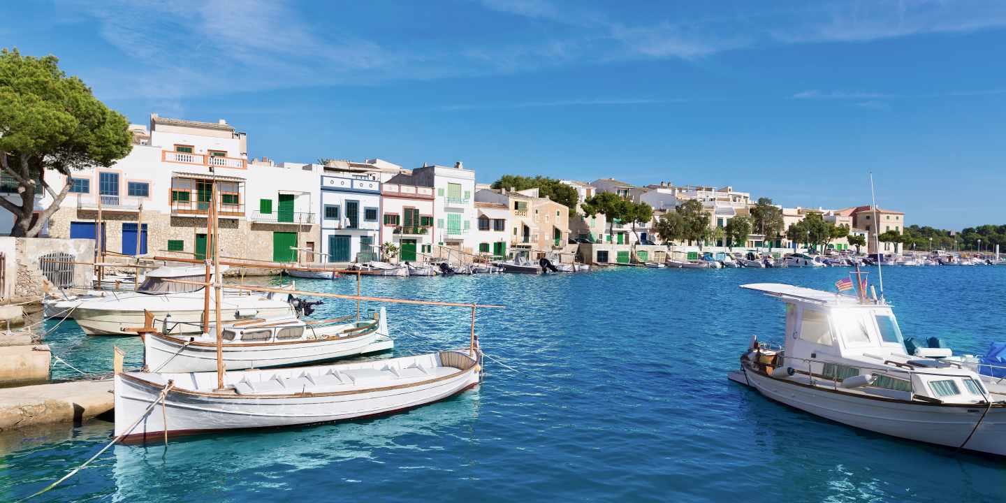 spanien-mallorca-porto-colom-felanitx-hafen-g-498861006.jpeg