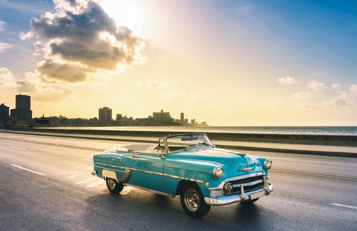 kuba-havanna-malecon-oldtimer-g-1146229944.jpg
