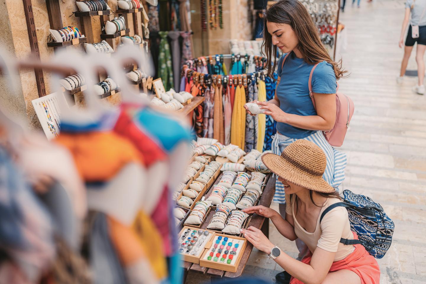 spanien-mallorca-ein-strassenstand-auf-dem-markt-von-alcudia-g-2157271925.jpg