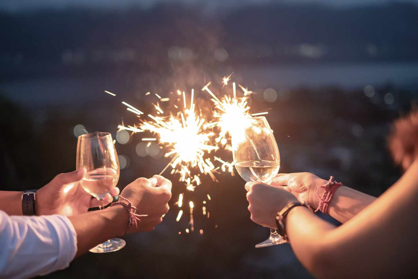 silvesterfeier-mit-sekt-und-wunderkerzen-g-1292750847_bearbeitet.jpg
