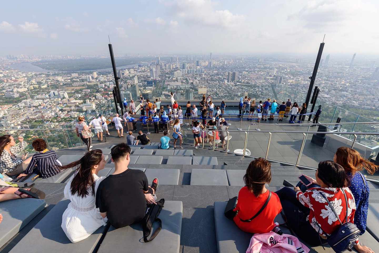thailand-bangkok-mahanakhon-skywalk-menschen-geniessen-die-aussicht-auf-der-dachterasse-des-hoechsten-gebaeudes-in-bangkok-g-1135744261.jpg