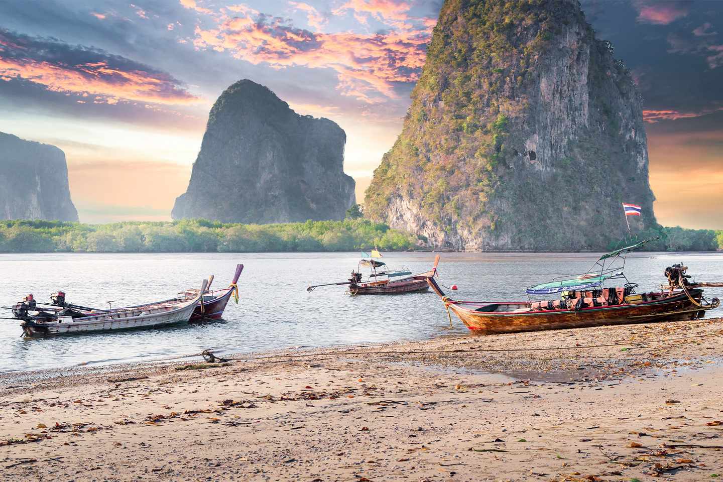 thailand-wetter-reisezeiten-wunderschoener-sonnenuntergang-am-tropischen-meer-mit-einheimischem-boot-in-sued-thailand-g-1031459508.jpg
