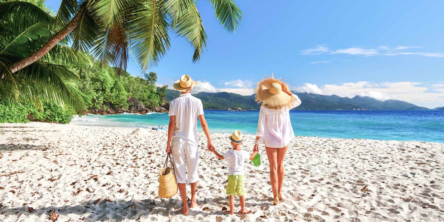seychellen-mahe-familie-mit-dreijaehrigem-jungen-am-strand-g-1219378433.jpg