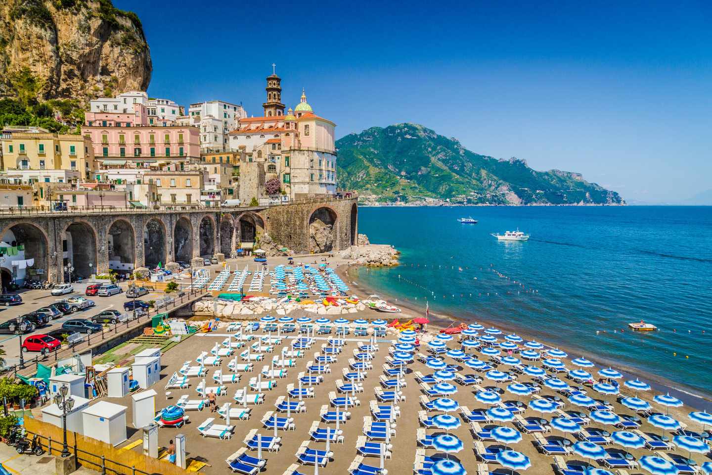 italien-amalfiküste-atrani-strand-klein-g-907873262.jpg