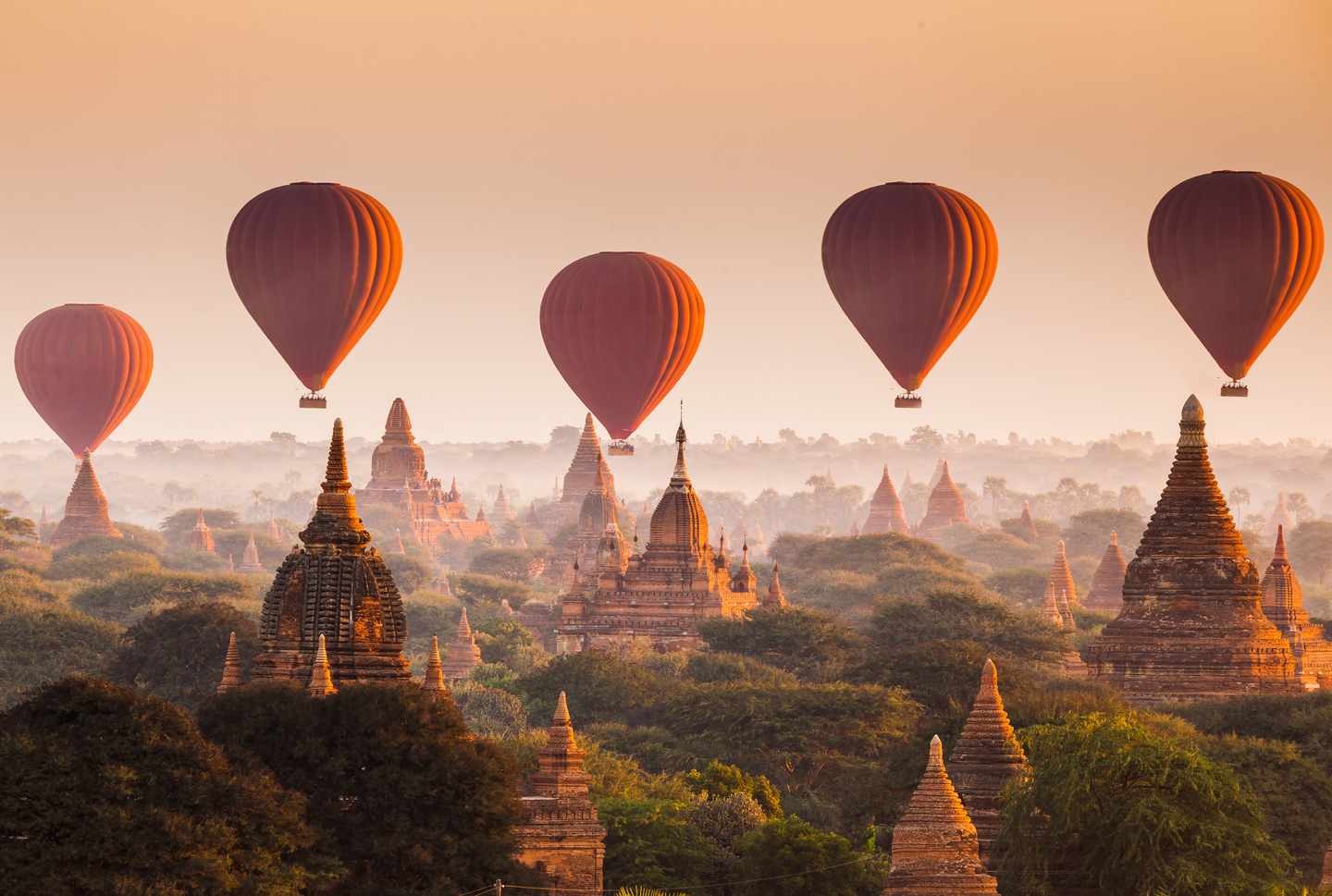 myanmar-bagan-luftballons-nebel-t-481873894.jpg