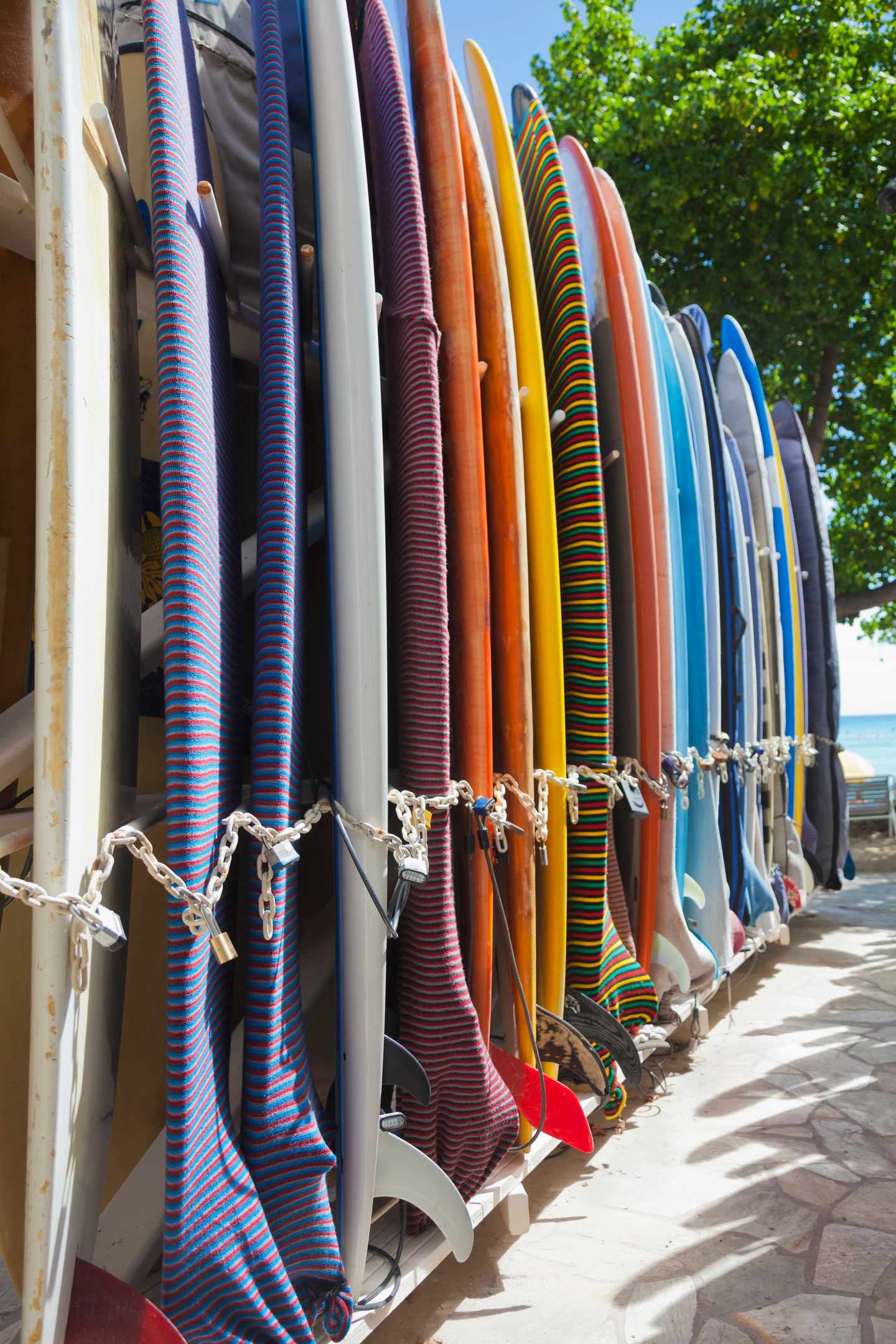 GettyImages-911952784.jpg Bunte lange Surfbretter in einem Ständer in der Nähe des Waikiki-Strandes