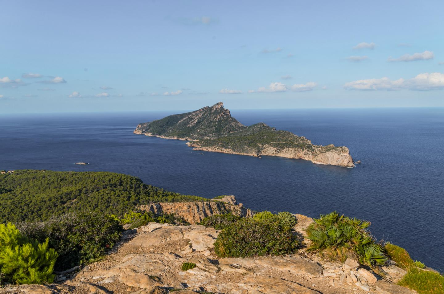 spanien-mallorca-tramuntana-berge-panoramablick-auf-sa-dragonera-g-586947568.jpg