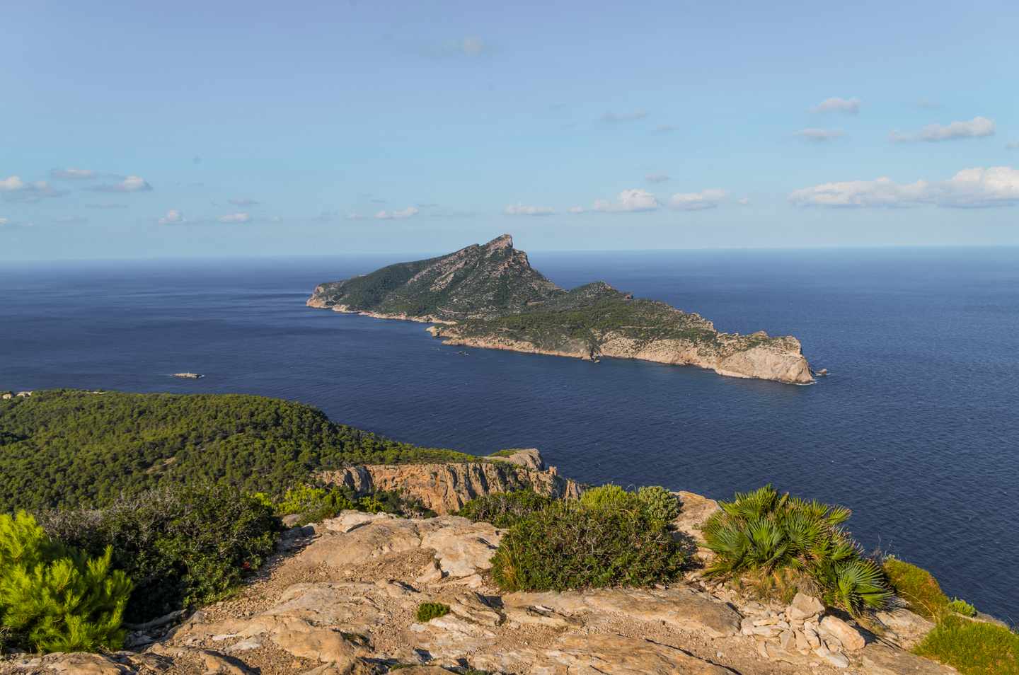 spanien-mallorca-tramuntana-berge-panoramablick-auf-sa-dragonera-g-586947568.jpg