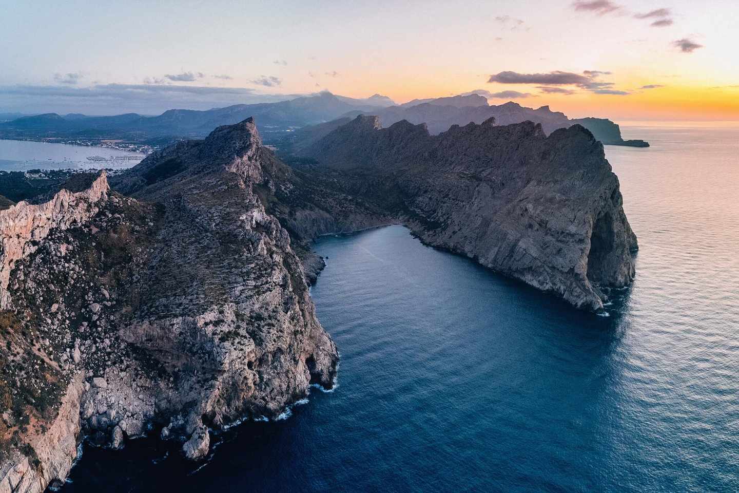 spanien-mallorca-cap-formentor-luftaufanhme-von-cap-formentor-bei-sonnenaufgang-g-1339317326.jpg