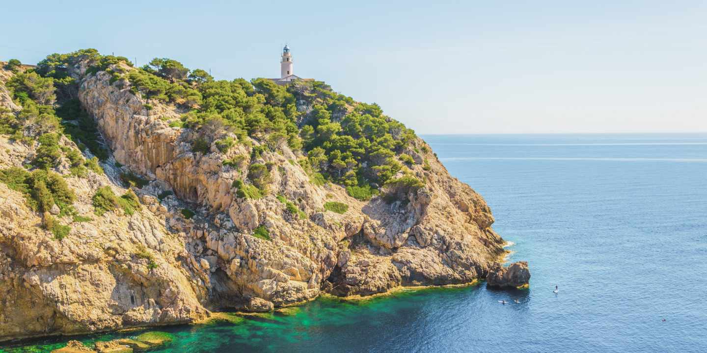spanien-mallorca-calaratjada-leuchturm-g-1053372840.jpg