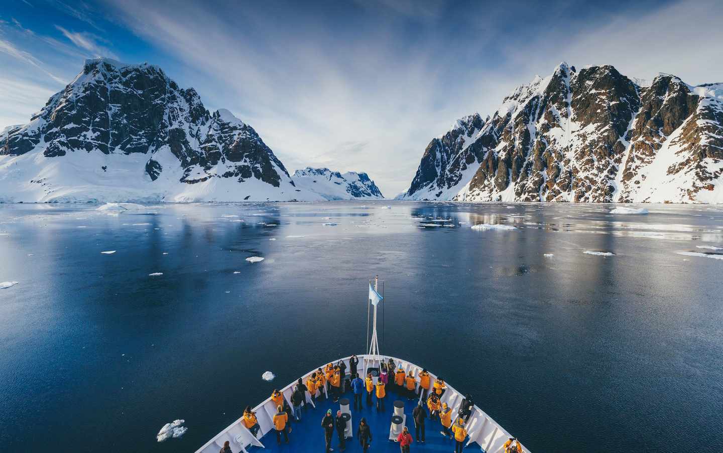 deluxe-antarktis-on-ship-antarctic-peninsula-quark-expeditions.jpg