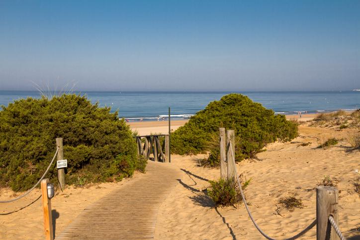 spanien-andalusien-costa-de-la-luz-novo-sancti-petri-strand-g-487976638.jpg
