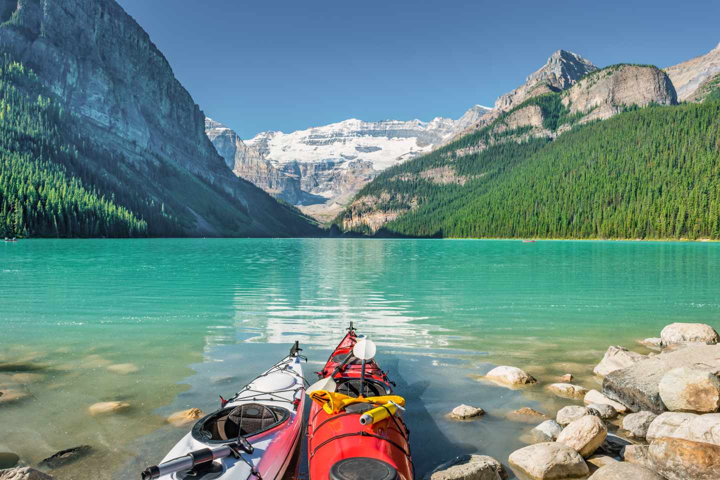 kanada-alberta-banff-nationalpark-kajaks-im-lake-louise-g-1279222571.jpg