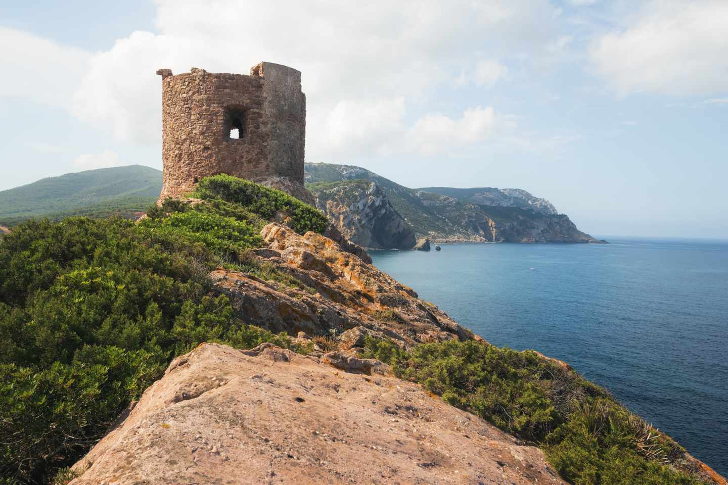 italien-sardinien-nuraghen-g-599977872.jpg