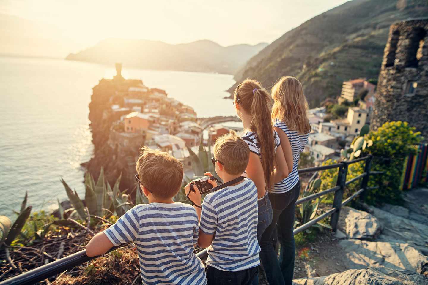 italien-familie-schaut-den-sonnenuntergang-am-mittelmeer-g-1147044755.jpg