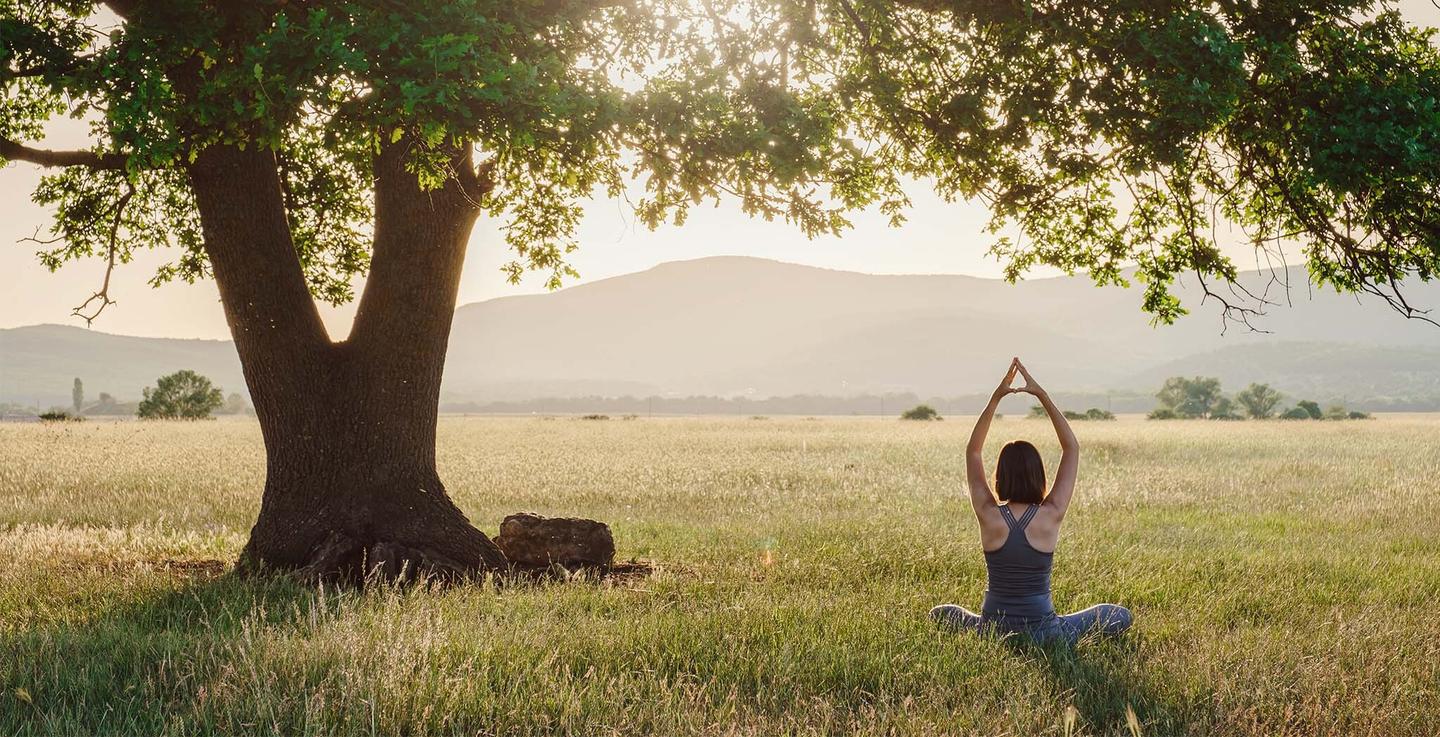 detschland-self-care-frau-macht-in-natur-yoga-g-1256826512.jpg