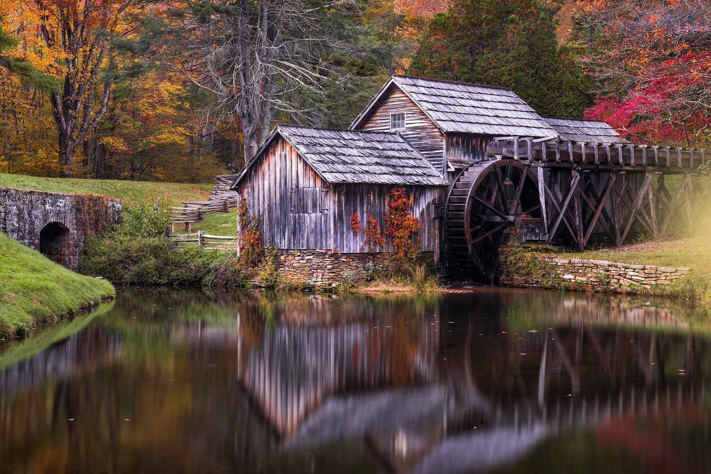 usa-alte-muehle-reflektieren-muehlenteich-im-herbst-g-847039770.jpg
