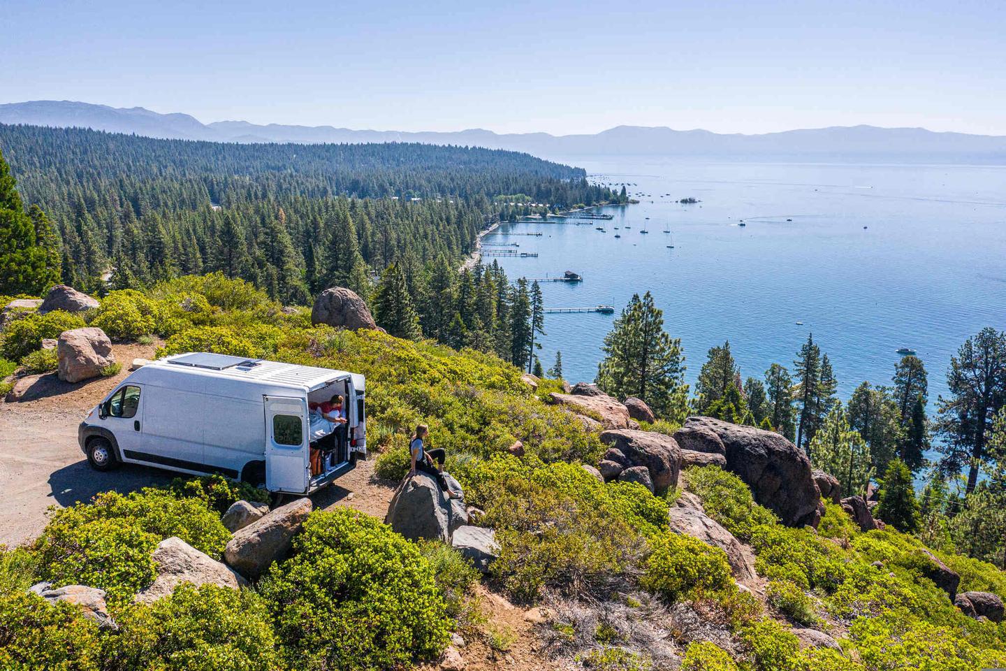 usa-junges-paar-parkte-van-an-einem-aussichtspunkt-des-lake-tahoe-g-1253513691.jpg