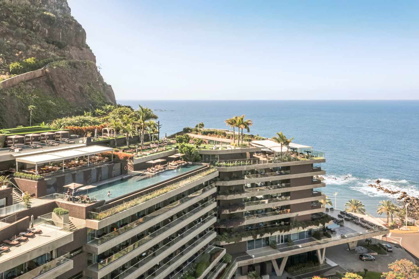 Hotelanlage des Saccharum Resort mit Dachterrassen, Infinity-Pool und Atlantikblick in Arco da Calheta auf Madeira