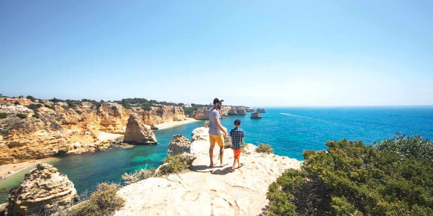 portugal-strand-klippenkueste-vater-sohn-ausflug-meer-felsen-familienurlaub-g-1276621717.jpg