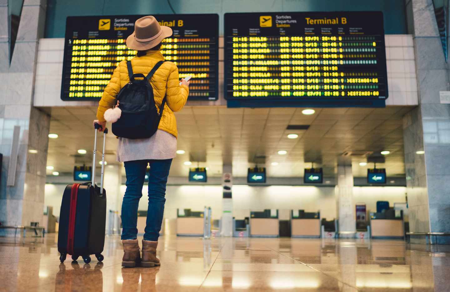 keyvisual-urlaubsquiz-frau-flughafen-anzeigetafel-g-896973272.jpg